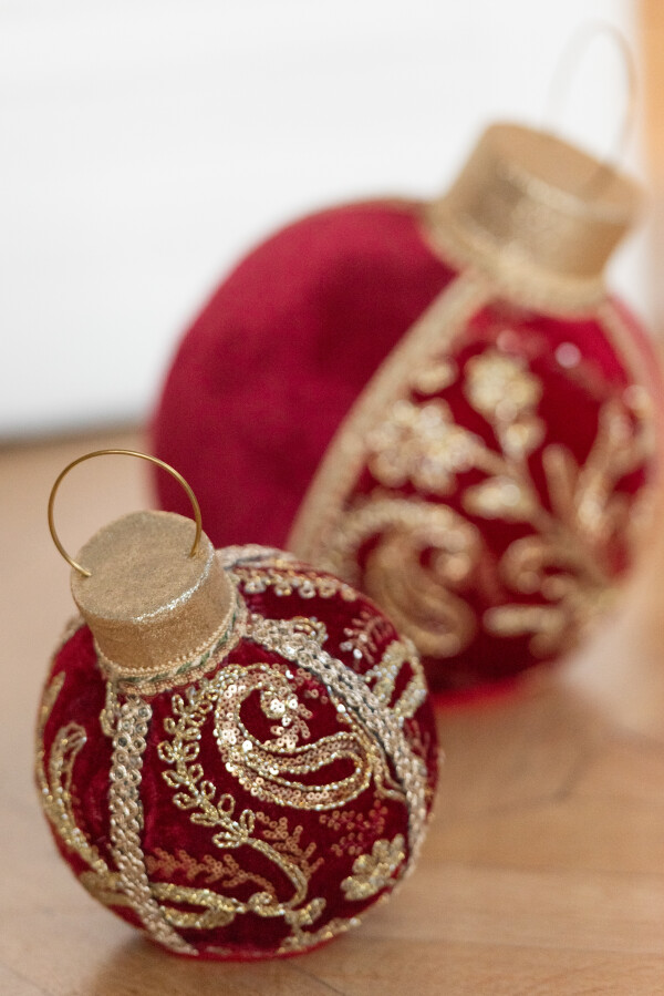 Glob decorativ cu model, din rășină și material textil, roșu/auriu, mărime M (28x28x35 cm)