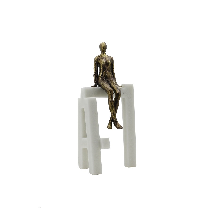 Figurină din rășină cu persoane așezate pe bază, aspect de marmură, înălțime 42 cm